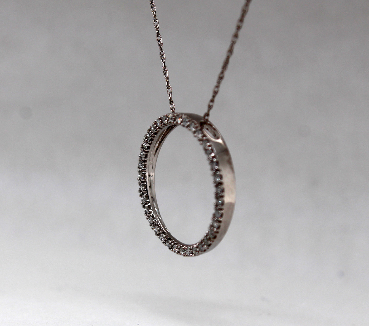 Estate 10KW .20 Cttw Diamond Circle Pendant H in Color and I1 in Clari